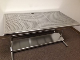 ban thao tac inox dot lo