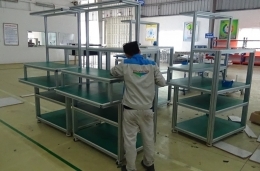 ban thao tac co banh xe